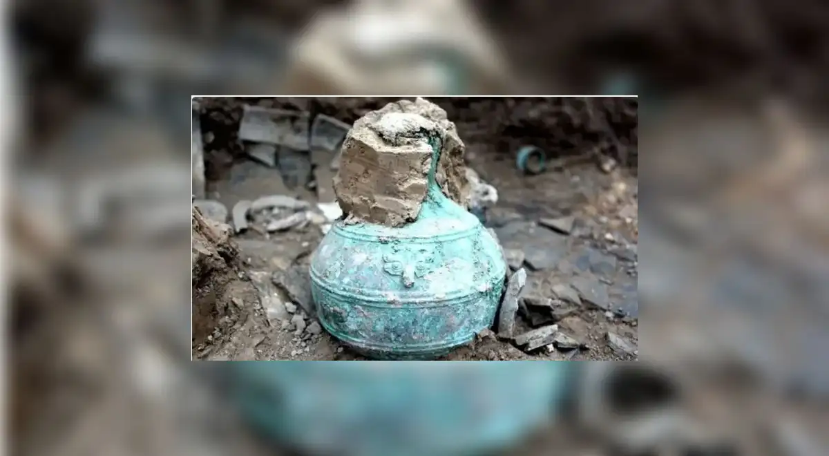 La vasija de bronce con forma de cabeza de ajo que contiene los residuos de vino de grano de 2300 años de antigüedad. Foto: Xinhua