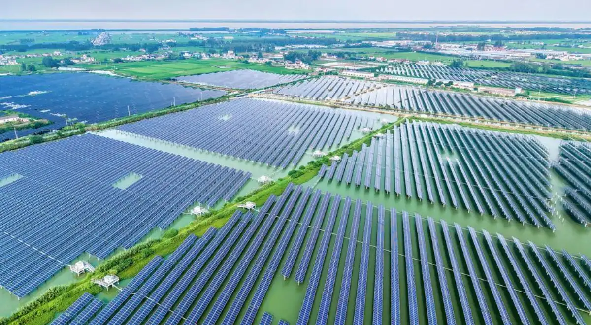 La capacidad fotovoltaica instalada de China alcanzó 1.286 GW y superó por primera vez a la correspondiente al carbón.