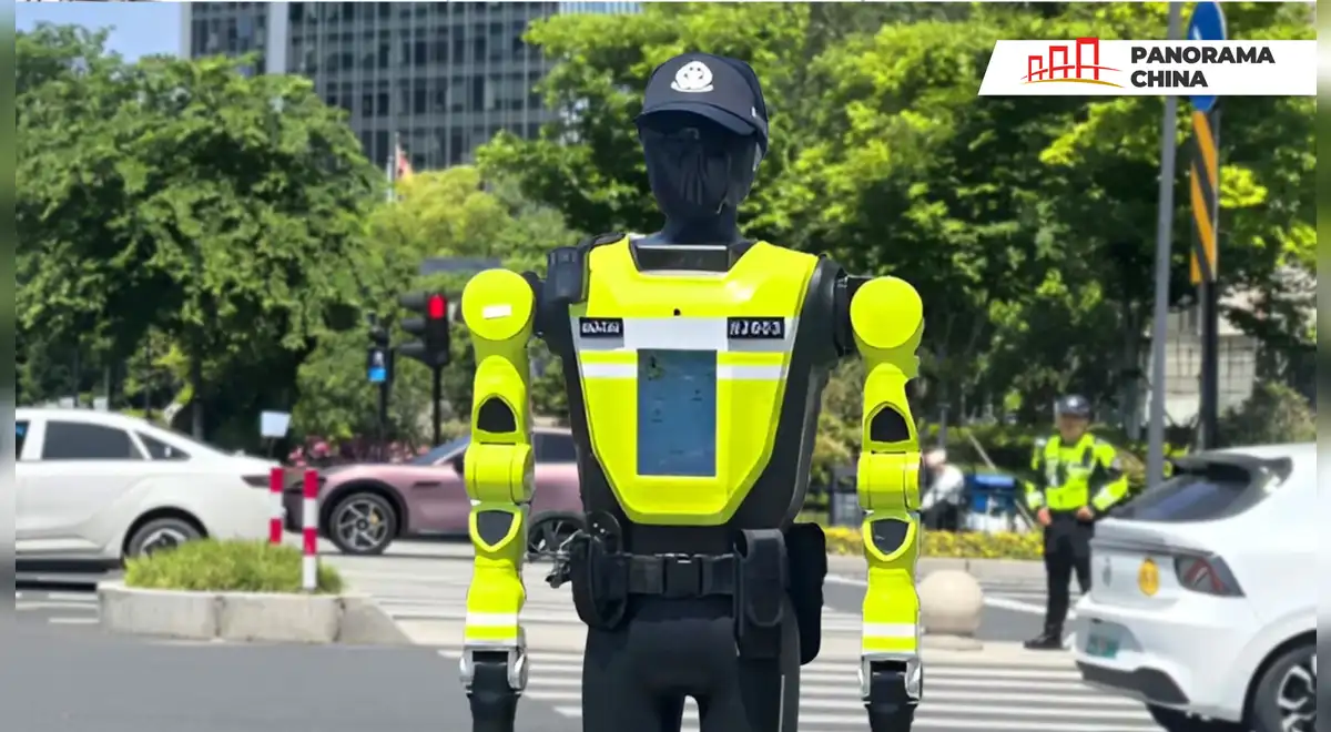 China puso en las calles de Hangzhou a escuadrón de policías de tránsito robótico