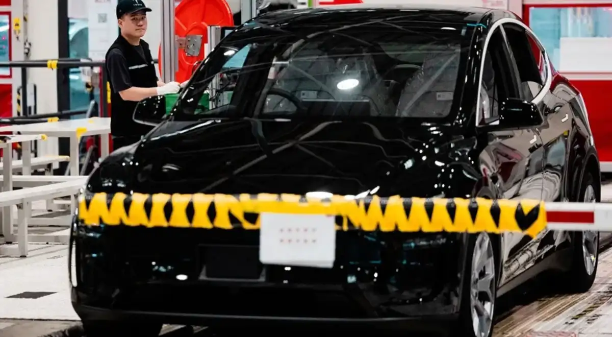 Empleado chino revisando un Tesla