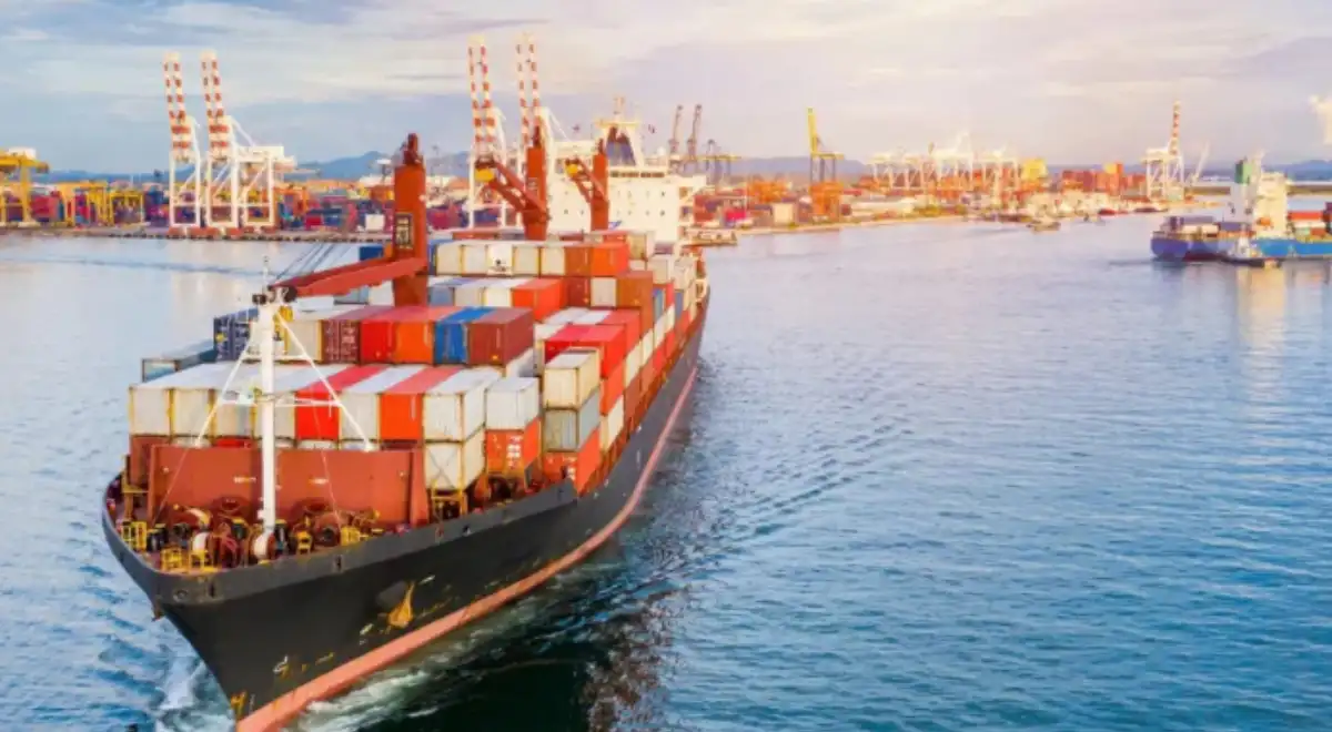 Barco con contenedores importados