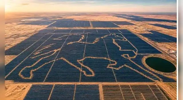 China crea su “Gran Muralla” solar de 400 km en el desierto: incluye una central con forma de caballo visible desde el espacio