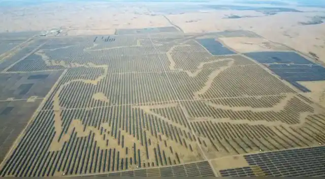 China crea su “Gran Muralla” solar de 400 km en el desierto: incluye una central con forma de caballo visible desde el espacio