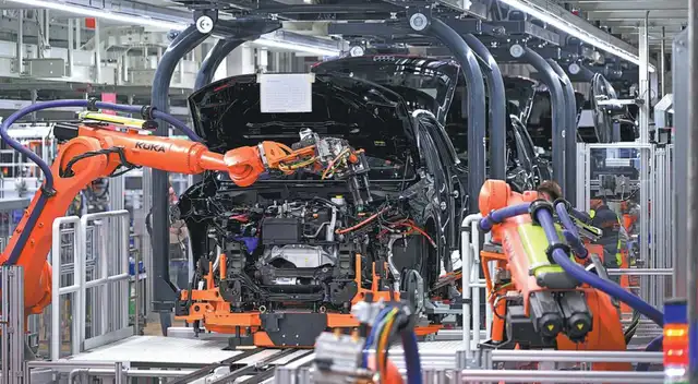 China acelera su industria de autos eléctricos con innovación, baterías y conducción autónoma