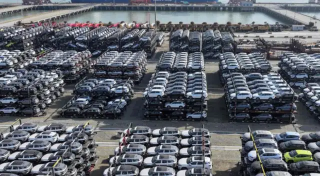 Los chips y vehículos eléctricos aumentan la exportación china un 36% en septiembre